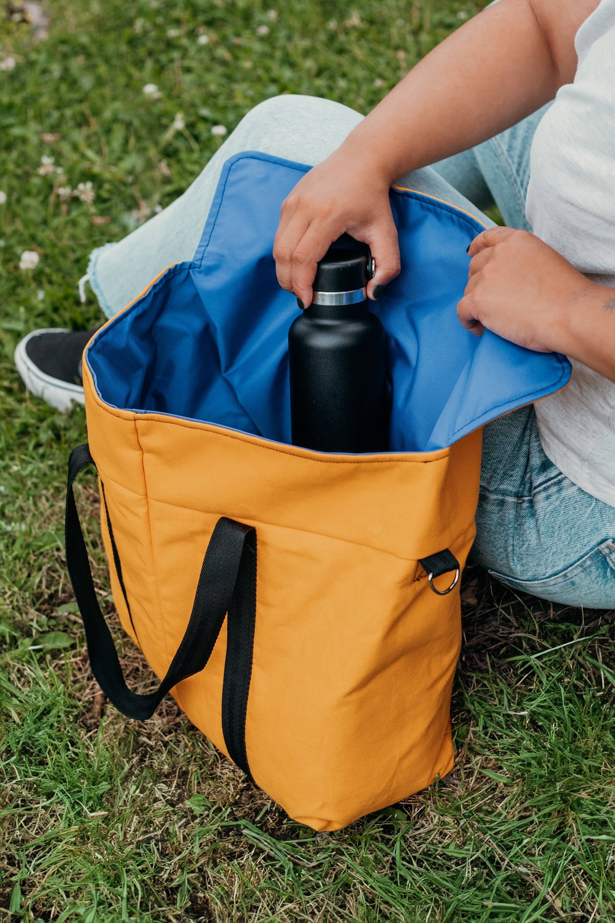 Milkweed insulated bag for drinks and food