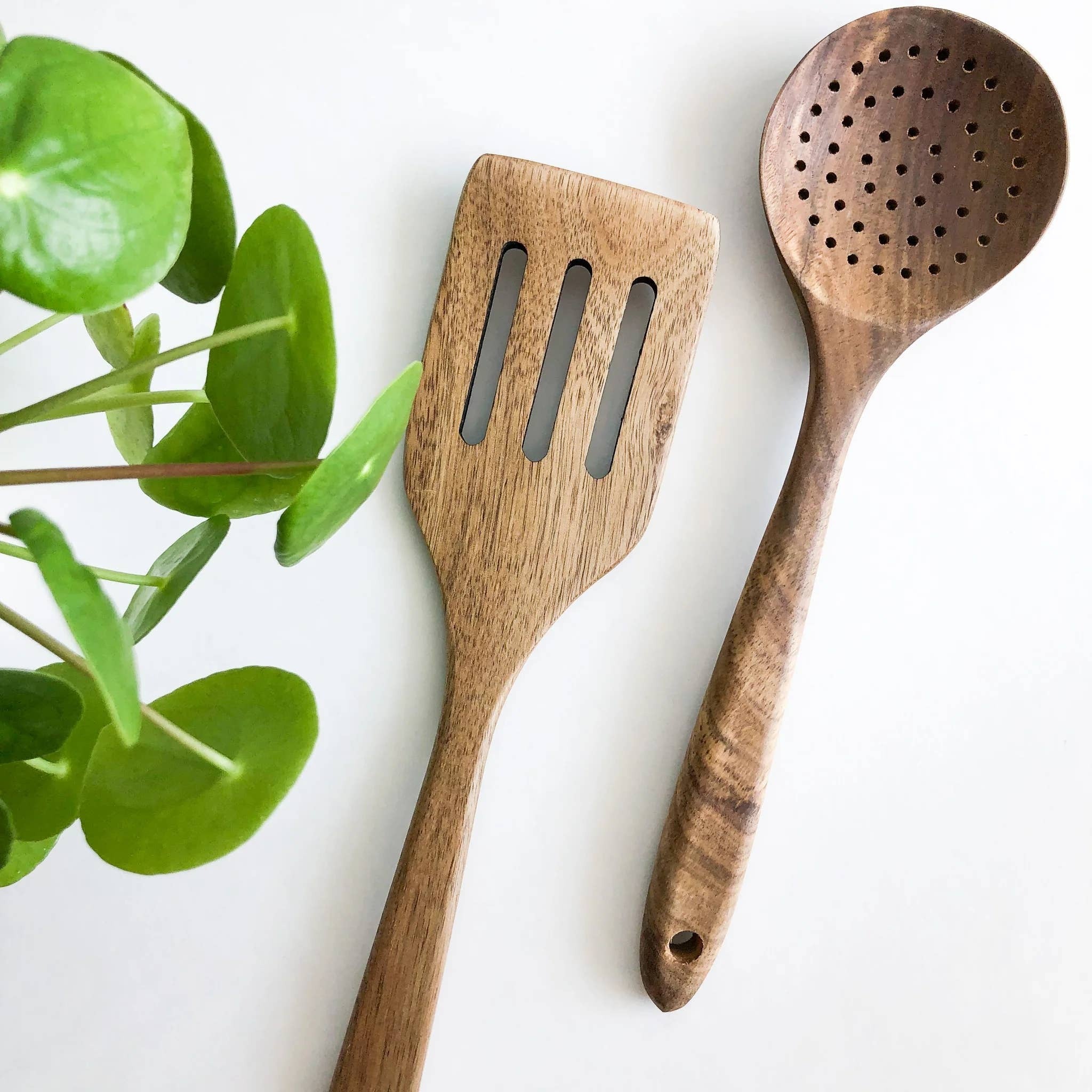 Ensemble d'ustensiles de cuisine en bois d'acacia naturel