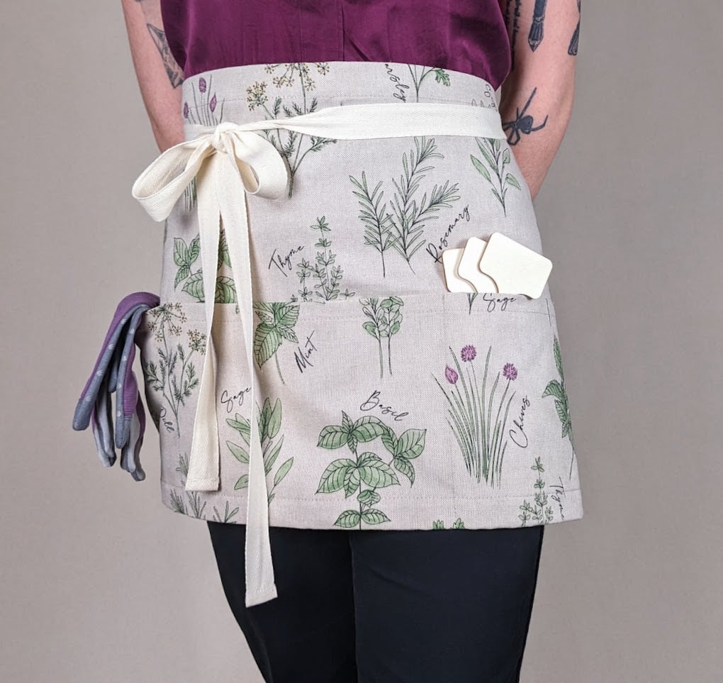 MINI TABLIER AUX MOTIFS FINES HERBES